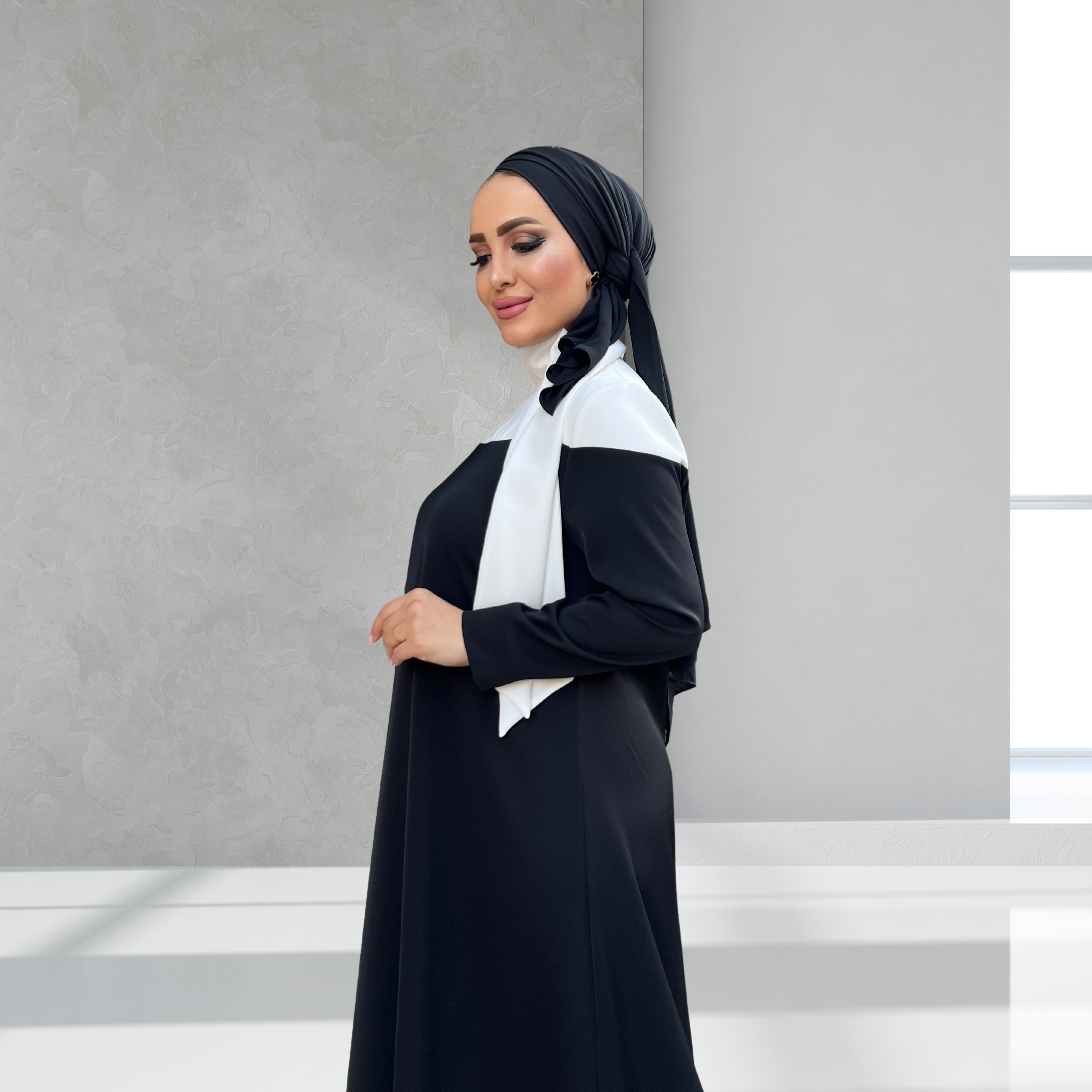 Siyah Beyaz Yaka ve Kol Detaylı Elbise