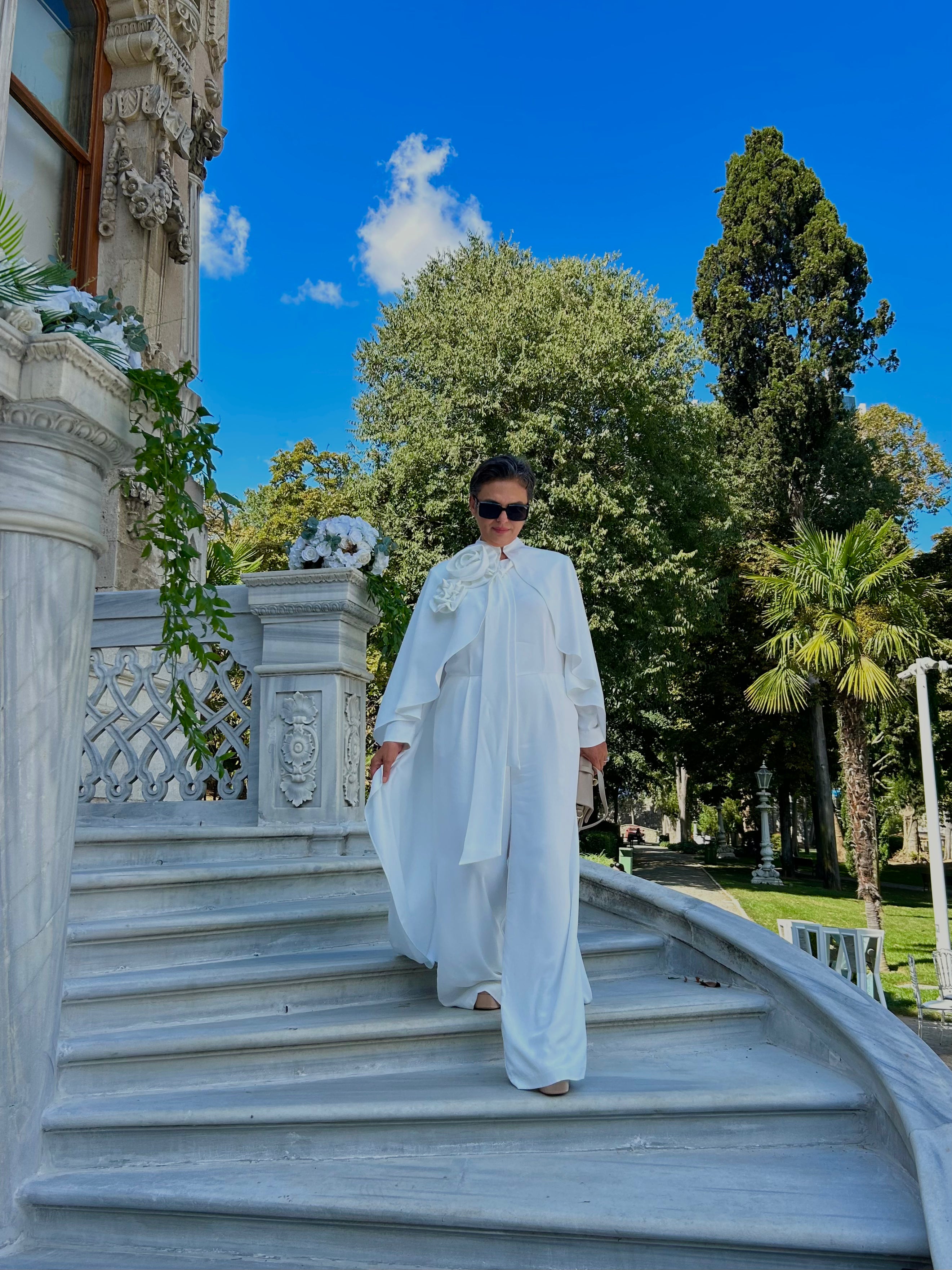 Gül Detaylı Pelerinli Tulum