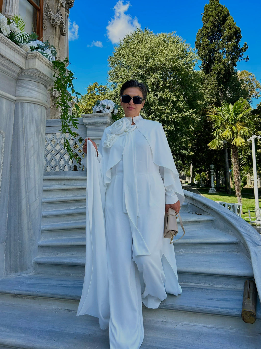 Gül Detaylı Pelerinli Tulum