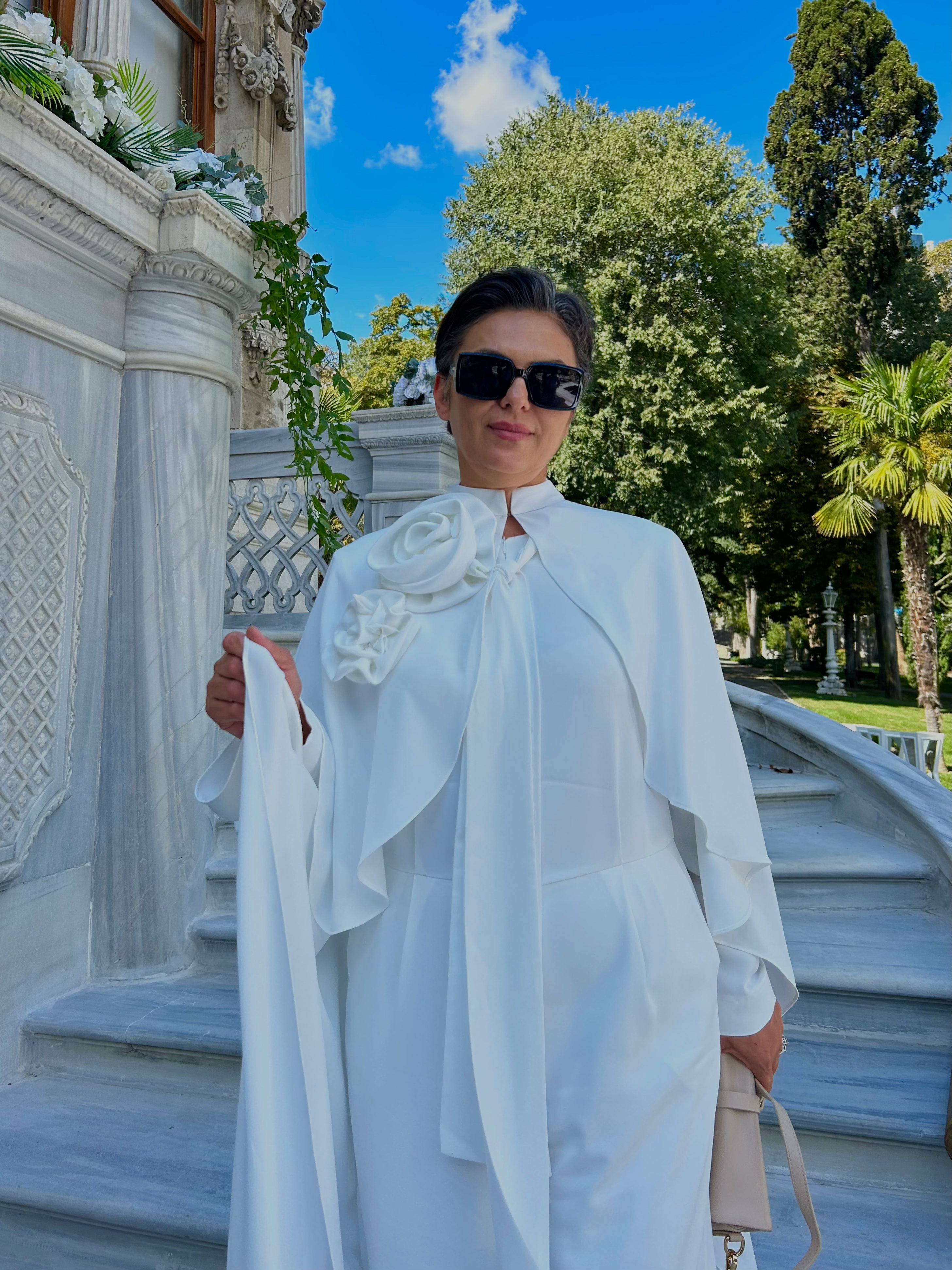 Gül Detaylı Pelerinli Tulum