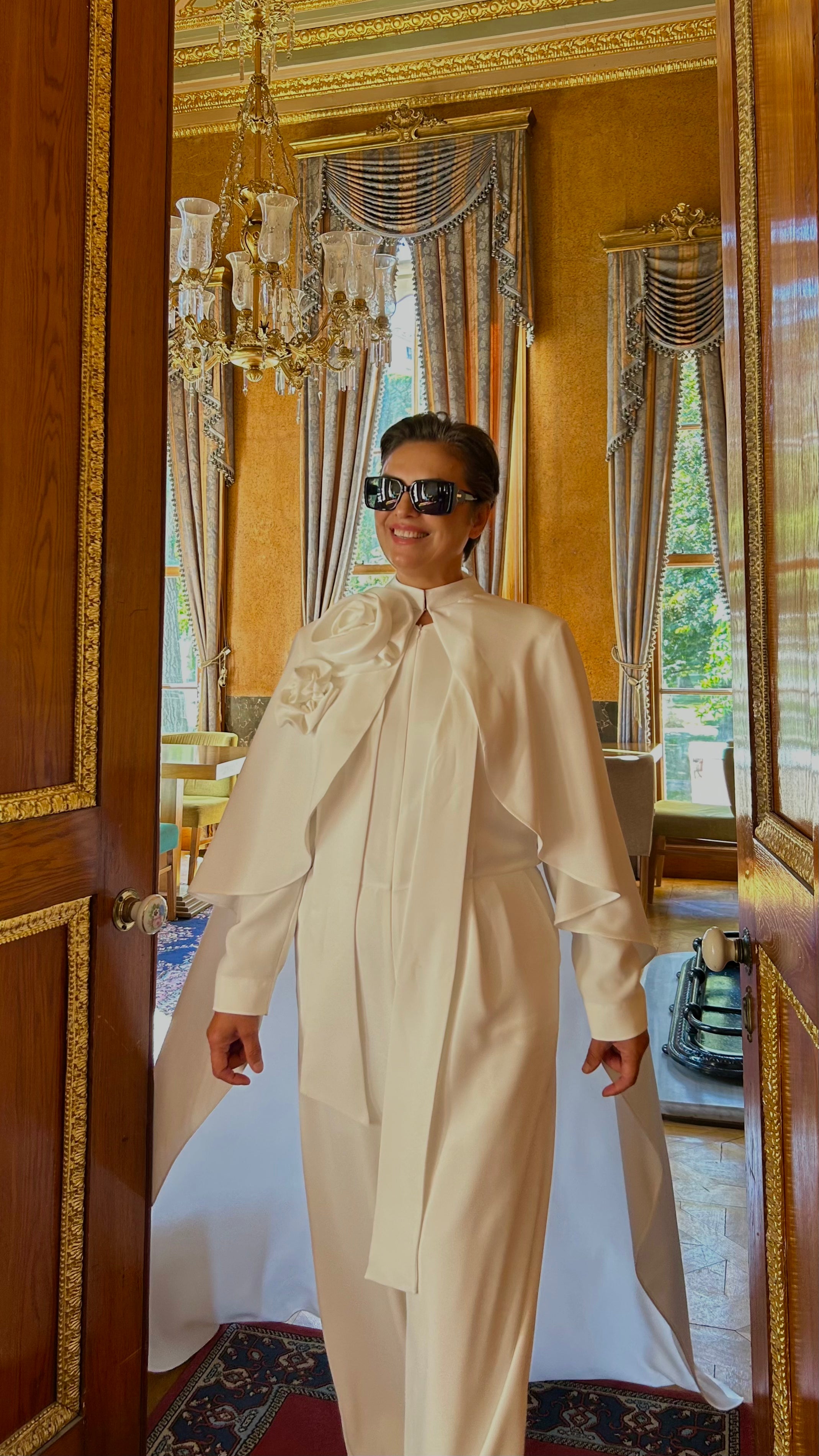 Gül Detaylı Pelerinli Tulum